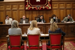El Ayuntamiento de Palencia aprueba reconocimientos al Padre Gago y la AECC poniendo su nombre a unos jardines y una rotonda
