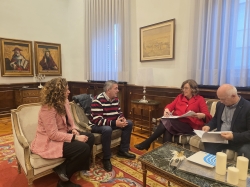El alcalde de Villamartín da a conocer a la presidenta de la Diputación su proyecto de cerrar la terraza del bar municipal con una pérgola