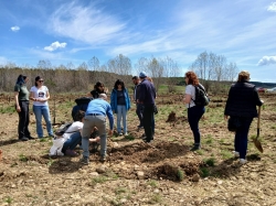 La localidad de Ledigos celebra el Día Internacional de los Bosques con la plantación de 91 árboles