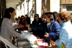 Libreros y editores vuelven un año más a la calle Mayor con motivo del Día del Libro
