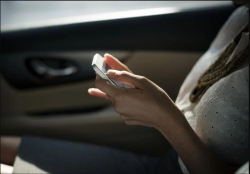 Adiós a los mareos en el coche al utilizar el móvil