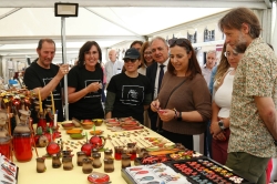 La XXXVIII Muestra de Cerámica Ciudad de Palencia reúne a 21 expositores en la Calle Mayor