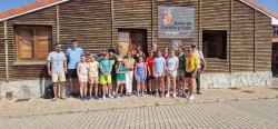 Eusebio Sacristán visita a los participantes en el campamento de la AECC y la Fundación en Palencia