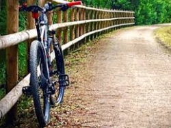 La Diputación de Palencia ejecuta un nuevo carril bici entre Aguilar de Campoo y la playa del embalse