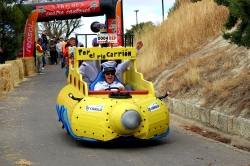 Humor y creatividad sobre ruedas en la II edición de la Carrera de Autos Locos