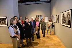 La sala de exposiciones del Centro Cultural Provincial acoge la exposición ‘Pequeños, más allá de su estatura: historias de dignidad y valor 1979-1984