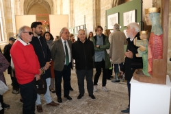 El claustro de la Catedral acoge la exposición 'Arte y Románico' que reúne obras de 16 artistas