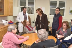 La presidenta de la Diputación felicita las Navidades a residentes y trabajadores de la residencia de mayores San Telmo