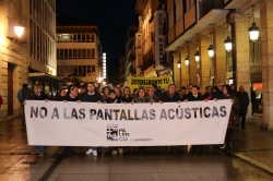 Unas 2.300 personas participaron en la manifestación liderada por la corporación municipal contra Adif
