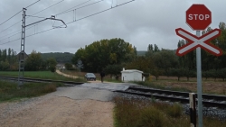 Adif mejora la protección de un paso a nivel en Alar del Rey