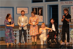 Los cuatro galardonados de la pasada edición del Festival de Teatro descubren las placas con sus nombres en las butacas del Principal