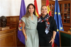 La alcaldesa de Palencia recibe a Noelia Hernández tras proclamarse ganadora de Mrs. Spain en la categoría de mayores de 30 años
