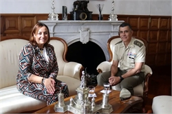 Miriam Andrés recibe en el Ayuntamiento de Palencia al nuevo general de brigada Vicente Martínez Ribera