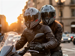 Conducir en moto en otoño: cómo prepararse para el frío, la lluvia y los cambios de tiempo