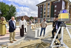 La presidenta de la Diputación visita en Villamuriel obras de pavimentación, saneamiento y equipamientos deportivos