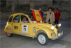 La Catedral de Palencia da la salida a la quinta etapa del Spain Classic Raid con cerca de 130 coches clásicos