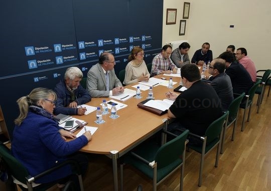 El Consejo Agrario Provincial celebra su primera reunión para tratar la gestión de residuos de plástico procedentes de la actividad ganadera.