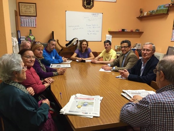 Los ediles de Barrios y Obras revisan las necesidades del Campo de la Juventud con la directiva de la asociación de vecinos