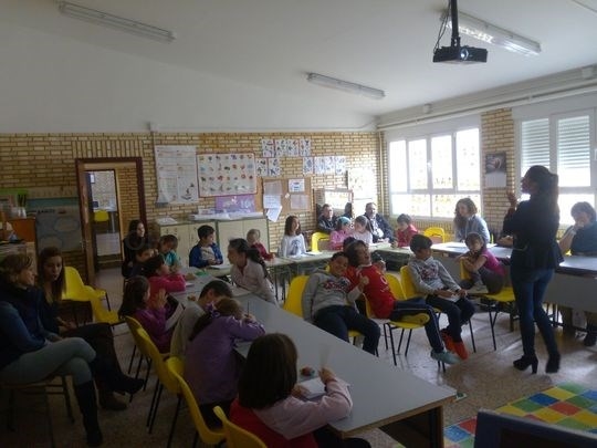 La Diputación continúa con el programa -De tu mano a Internet- en centros escolares de la provincia para iniciar positivamente a los niños en internet