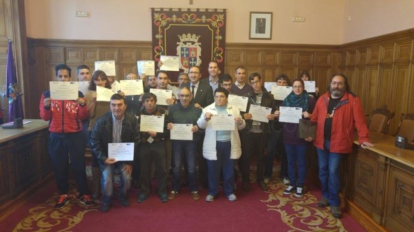 El Alcalde entrega los diplomas a los 33 alumnos de los cursos de formación para personas con discapacidad y en riesgo de exclusión social