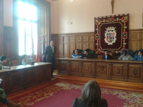 Integrantes de la Fundación ASPANIS visitan el Ayuntamiento de Palencia