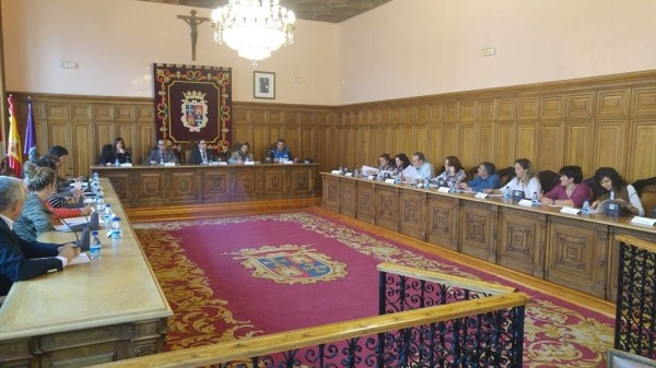 Los integrantes de la Mesa de Salud estudian el borrador del VI Plan Municipal de Drogodependencias? para realizar sus aportaciones