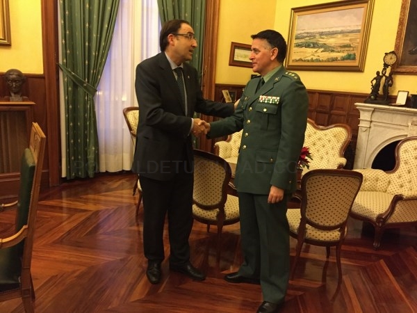 El Alcalde despidió al teniente coronel de la Guardia Civil que cambia de destino debido a su ascenso