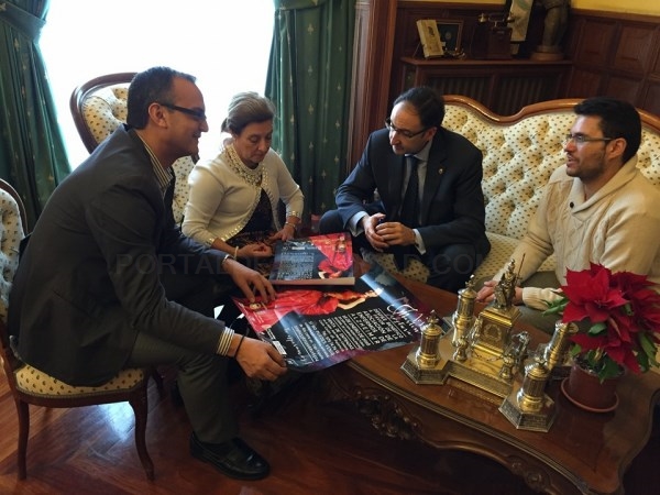 El Ayuntamiento apoyará el desfile benéfico organizado por la Asociación de Familiares de Enfermos de Alzheimer