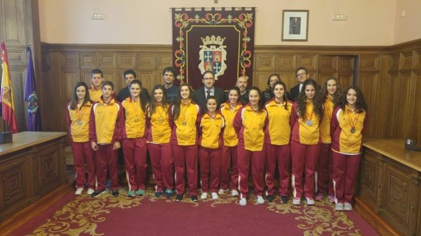 Los integrantes palentinos de las selecciones juvenil, cadete e infantil de balonmano de Castilla y León fueron recibidos en el Ayuntamiento
