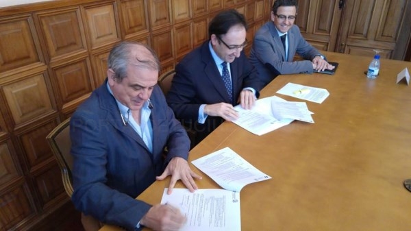 Ayuntamiento y Quesos Cerrato Palencia Baloncesto sellan su convenio de colaboración para la promoción del deporte base durante la temporada 2015/2016