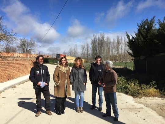 La presidenta de la Diputación conoce las obras de renovación del pavimento de la calle Las Cercas o circunvalación de Itero de la Vega