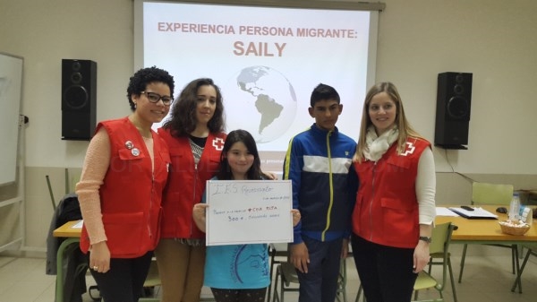 Alumnos del Instituto de Enseñanza Secundaria Recesvinto ,  de Venta de Baños, hacen entrega de un  cheque a Cruz Roja