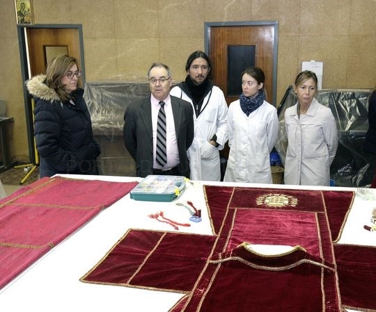 El Taller de Restauración de obras de Arte avanza hacia el final y muestra los trabajos en las cinco piezas textiles de gran valor