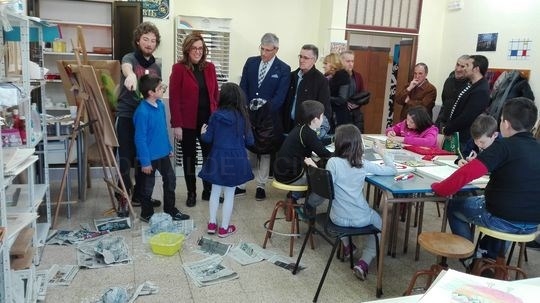 Ángeles Armisén visita la Escuela de Música, Danza, Teatro y Artes Plásticas de Guardo