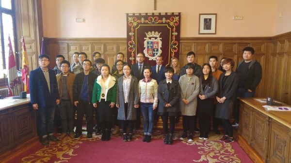 Alumnos chinos y holandeses visitan el Ayuntamiento