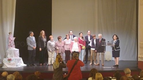 El curso 2015/2016 de las Aulas de Mayores se cerró con un acto de homenaje a los alumnos de mayor edad
