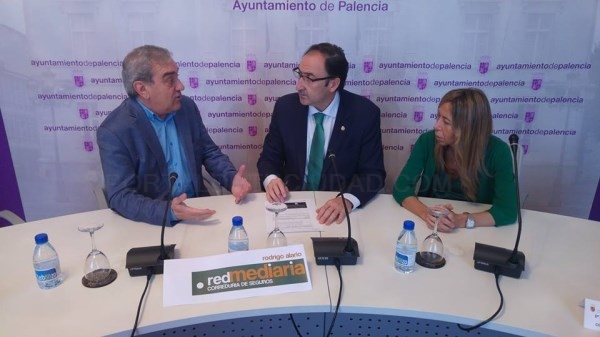 El Alcalde recibe el cheque por el valor del busto de Victorio Macho que aún queda por recuperar tras el robo en Roma de manos de la aseguradora
