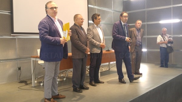 El Ayuntamiento entregó las becas por resultados individuales del 2015 a 153 deportistas palentinos