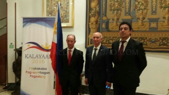 Los alcaldes de Villsarracino y Villaherreros junto al diputado Javier Villafruela asisten a una recepción del embajador de Filipinas