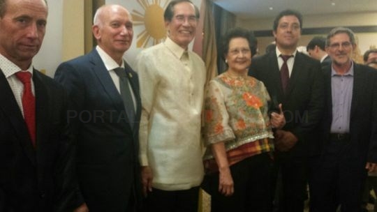 Los alcaldes de Villsarracino y Villaherreros junto al diputado Javier Villafruela asisten a una recepción del embajador de Filipinas