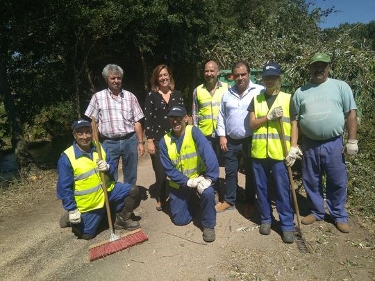La presidenta de la Diputación conoce los trabajos que lleva a cabo una cuadrilla medioambiental en el acceso a la villa Romana La Olmeda