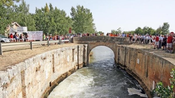 La Diputación de Palencia impulsa un plan de conservación de los puentes del Canal de Castilla