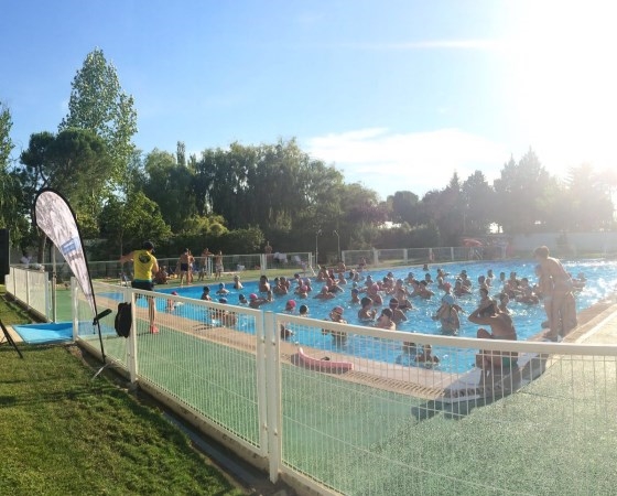 El programa de ocio ‘Muévete con Diputación’, desarrollado en las piscinas municipales de 28 localidades, aumenta el número de participantes