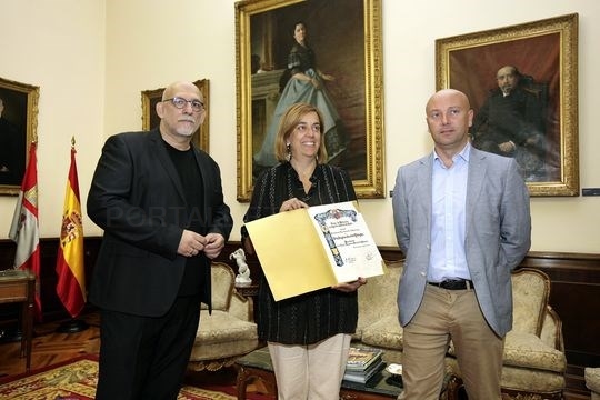 La presidenta de la Diputación, Ángeles Armisén ha recibido una distinción de la Casa de Palencia en Argentina