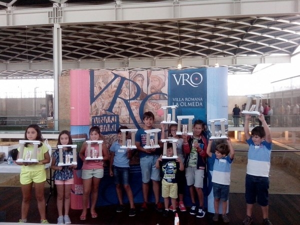 Los más pequeños aprenden sobre decoración clásica en la Villa Roma de la Olmeda