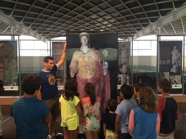 Los más pequeños aprenden sobre decoración clásica en la Villa Roma de la Olmeda