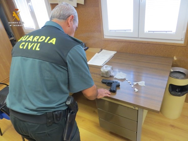 La Guardia Civil detiene a dos hombres, como presuntos autores de un delito contra la salud pública por tráfico de drogas