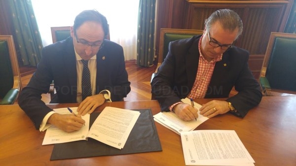 El Ayuntamiento firma un convenio de colaboración con la Hermandad de Cofradías para la realización del IV Encuentro Nacional de Jóvenes Cofrades