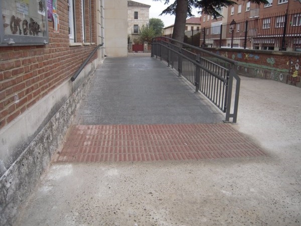 El Ayuntamiento de Palencia sigue mejorando la accesibilidad en los centros escolares de Palencia.