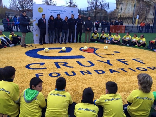 Ayuntamiento, Fundación Cruyff y Obra Social ”la Caixa” inauguran un Cruyff Court en Palencia para niños y jóvenes en riesgo de exclusión social